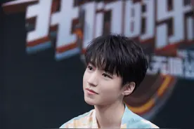 王俊凯人像雕塑印花衬衫，充满夏日气息的王俊凯来啦图片