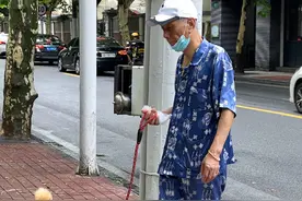 上海6、70岁大爷真敢穿，睡衣配亚瑟士运动鞋，却意外穿出时尚感图片