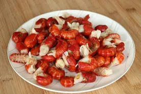 买虾尾时，挑大的还是小的？老渔民说出实话，以后别再乱买了图片