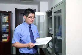 男子捉奸杀死妻子和情夫，检察官发现报警四兄弟行为蹊跷……图片