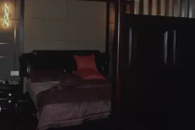 女子深夜独自在家，一男子持刀入室，她惊慌失措下战斗力爆棚图片