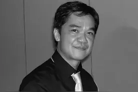 62岁黄光亮风采不再，沦落商演走穴满脸堆笑，曾是周润发好搭档图片