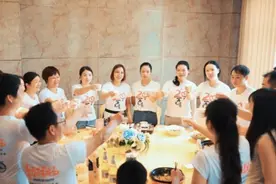 “变味儿”的同学聚会，班长要求“统一着装”，结果还是防不胜防图片