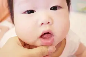 宝宝出牙晚啥原因？爸妈该怎么护理？一文弄懂，别让孩子“掉队”图片