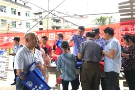 万载县茭湖乡“地摊经济”促平安，禁毒宣传来“护航”图片