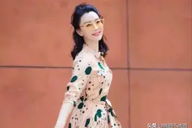 真正见过大世面的女人，穿裙子很少配小白鞋，看看陈数你就懂了图片