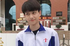 高颜值高中数学老师火出圈，引发灵魂大拷问：老师靠什么吸引学生图片
