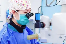 白内障手术千万不能拖，越早做越好图片