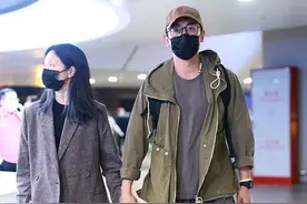 朱亚文夫妇罕见同框，他为凹造型不系鞋带，沈佳妮牛仔裤洞好大图片