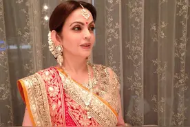 印度首富妻子30年盛宠不衰，和希拉里，卡米拉同框，她都赢得轻松图片