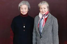 吕中曹翠芬认真服老，同穿“奶奶装”携手走红毯，一头白发也优雅图片