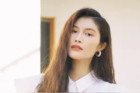 何穗泡泡袖衬衫搭配牛仔裤，蓬松卷发，清新怡人图片