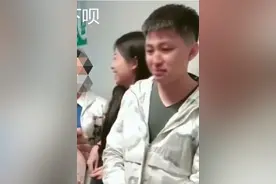 宝宝出生后奶奶抢来抱，“委屈爸爸”被气哭，那是我孩子图片