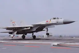 美专家：解放军大力训练舰载机飞行员也是为第五代舰载机做准备图片