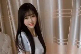 白色半筒袜配睡裙，美女这小虎牙太可爱！图片