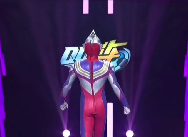 打怪兽有多激烈？迪迦出席腾讯活动皮套意外开裆