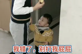 全网最惨二胎弟弟偷吃被抓，上演极限求生，笑翻众人图片
