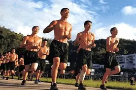 常年训练的军人VS撸铁肌肉男，肌肉形态会有什么差别？图片