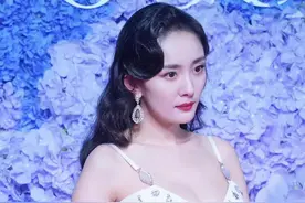 女明星红毯造型PK：宋佳显壮，周冬雨保暖，杨幂造型一骑绝尘图片