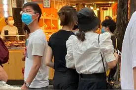 章子怡带继女逛街，16岁小苹果气质出众比妈高，两人挽手似姐妹图片