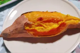 「食物恋」天冷了，自己做热乎甜糯的烤红薯，闻着香，吃着更香图片