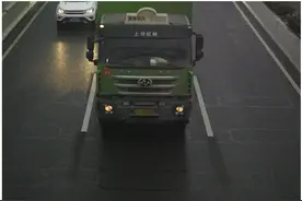 渣土车早高峰违禁通行 企业安全管理责任人被罚图片