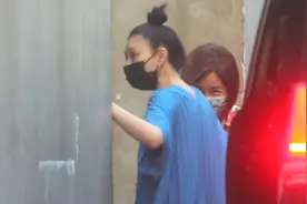 大S婚变风波后首次露面，身穿蓝色长裙身形清瘦，手臂小腿非常细图片