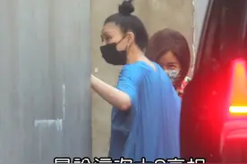 大S婚变风波后首次露面，身穿蓝色长裙身形清瘦，手臂小腿非常细图片