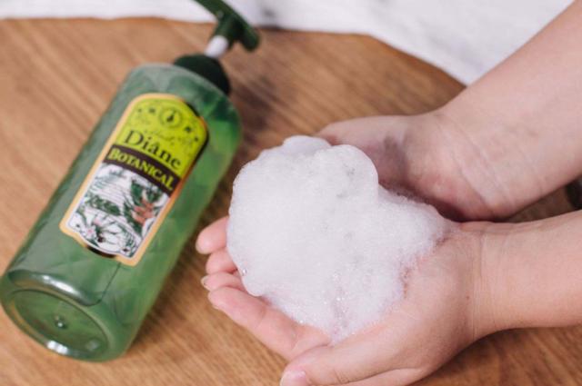 港风的高级感把可爱风秒成渣渣，18岁的袁咏仪造型成经典