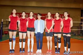 明星与女排合影：1米85不够看，凤凰传奇像小矮人，朱婷小鸟依人图片