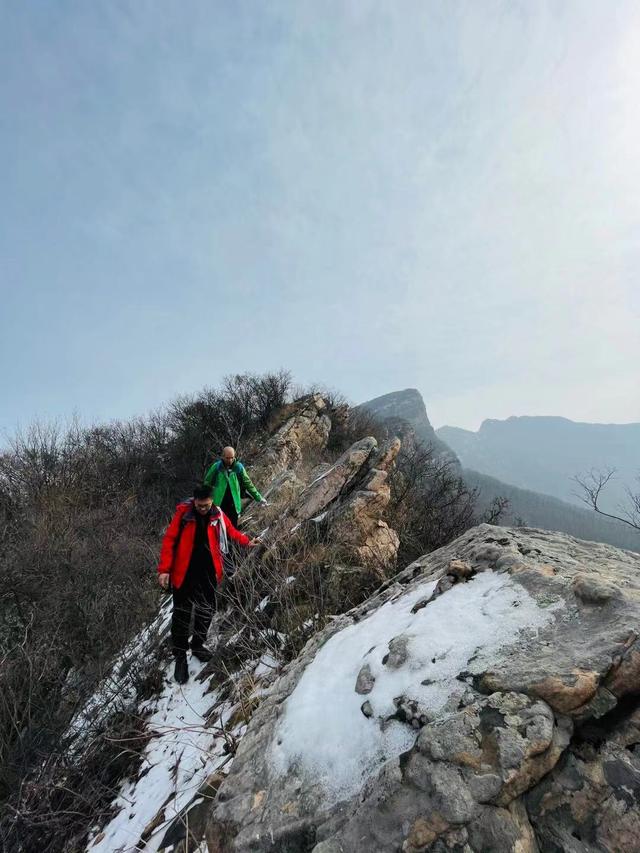 郑州驴友徒步经典户外线路，万丈梯刀背山穿越小长城黄金大草原