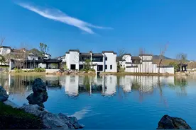 青砖小瓦马头墙，回廊挂落花格窗 —— 黄山·院藏徽州·春图片