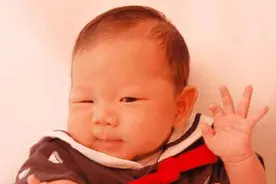 儿子满月宴，娘家了来13桌人，客人走后婆婆一数礼金，脸都绿了图片