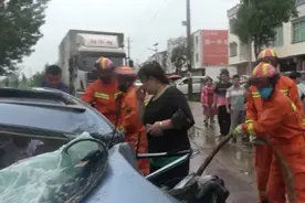 上饶这路段3车相撞，车头面目全非，5人受伤，开车的注意！图片