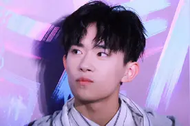 “同姓不同命”，易烊千玺是有颜有才的明星，另一个却是这样图片