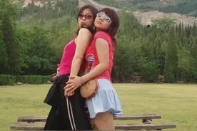 杨天真晒15年前旅行照，五官青涩身材微胖，自信凹造型女王范十足图片
