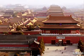 老人逛故宫发现一张照片挂错，专家笑他不懂，老人：那是我爹图片