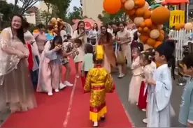 江苏一幼儿园举办汉服活动，男孩穿皇帝装入场，瞬间成为全场焦点图片
