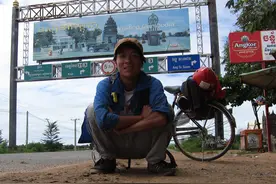 中国小伙单车骑行东南亚，这是柬埔寨边陲小城，比中国城镇还干净图片