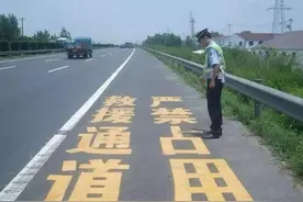高速上尿急，能占用应急车道方便吗？交警：教你一招，实用不尴尬图片