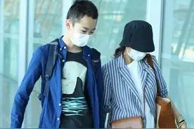 海清携儿子走机场，穿西装配白T休闲时髦，14岁儿子身高猛超老妈图片