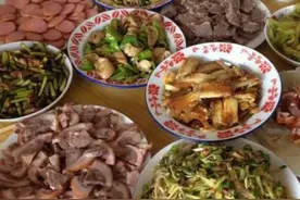 初次去东北女友家，一桌子的本土菜，吃得我都不想走了图片