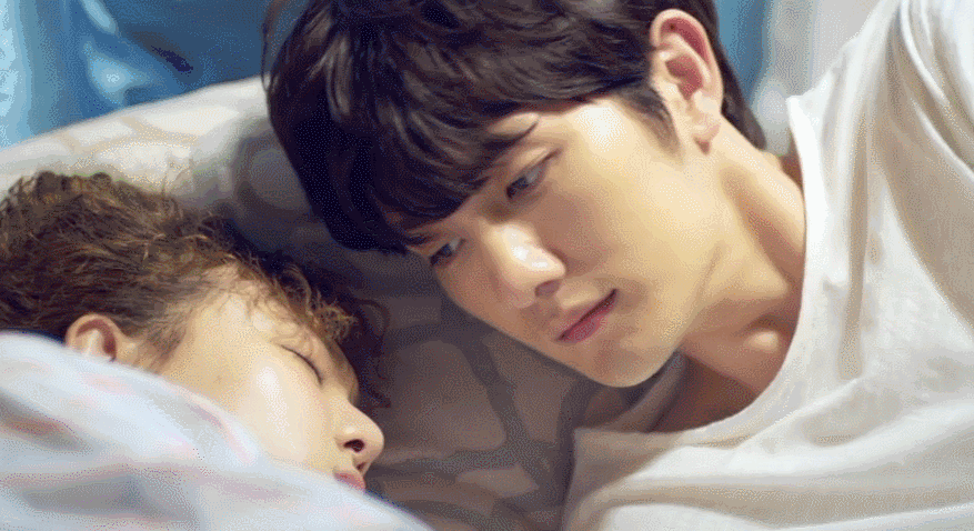 男主遭遇车祸为活下来植入了机械心脏,心跳一旦高到某一数值便会放电