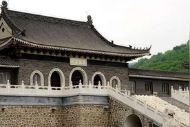 中国最穷寺庙，禁止香客捐钱，僧人一天只吃一顿，一生只穿一件衣图片
