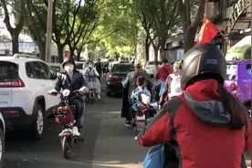 调查 | 一条路上仨学校却成“停车场”，拥堵混乱如何解？图片