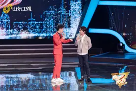 《我的城 我的歌》“网红大爷”英文秀震撼全场，曹轩宾唱作烟台城市歌曲图片