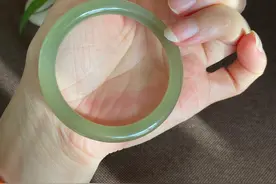 精品和田玉湖水绿手镯图片