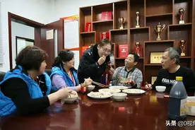 请闺蜜吃自助（很贵的那种）结果她叫来了5、6个人，我根本付不起图片