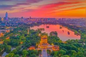 昨天大明湖畔的晚霞简直美得不像话！今天约吗？图片