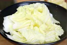 白菜这样吃才过瘾，教你从没吃过的做法，一次炖一大锅，汤都不剩图片